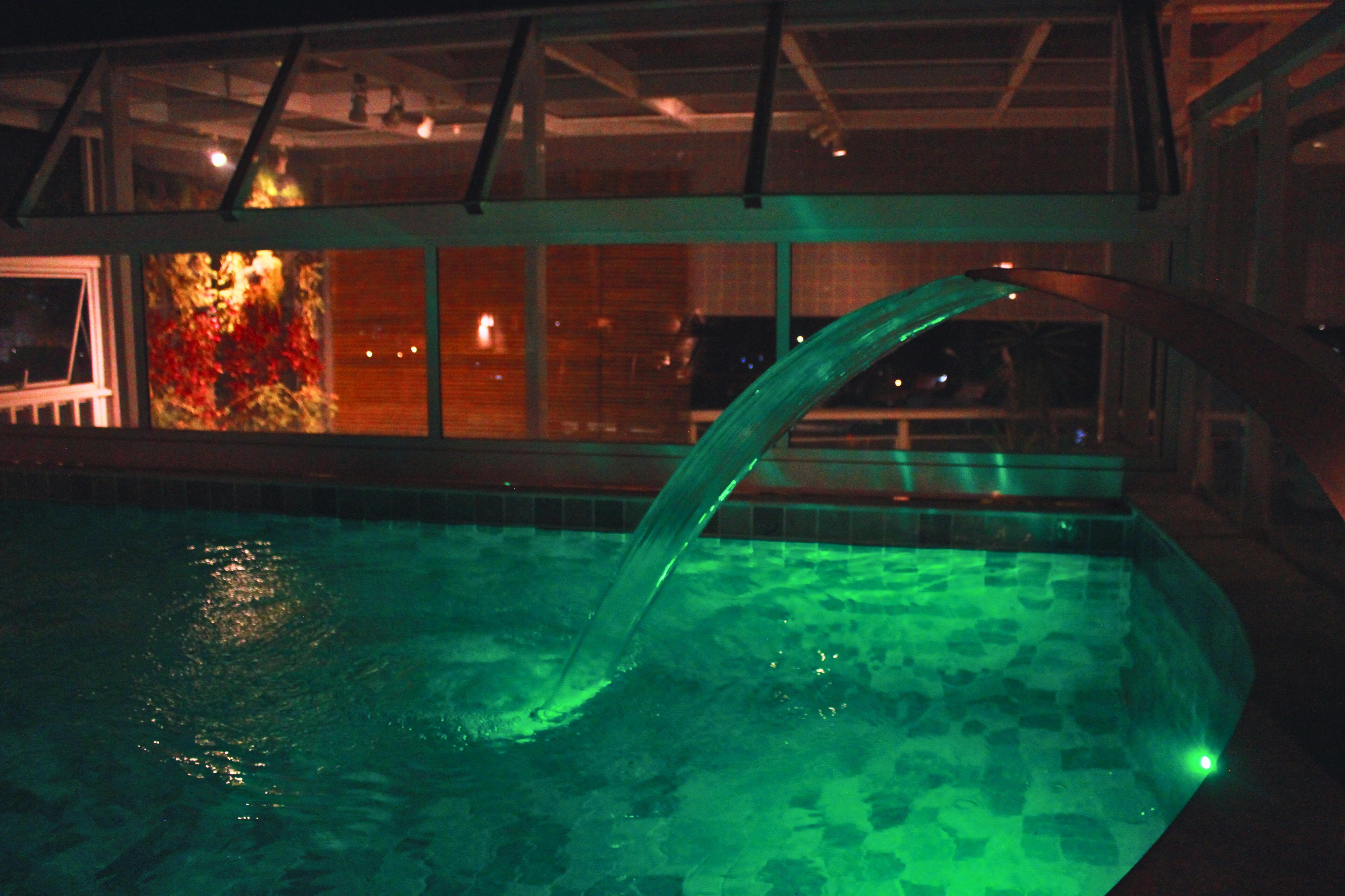 Gontijo Inn Hotel Itajubá Exteriér fotografie The indoor pool at night