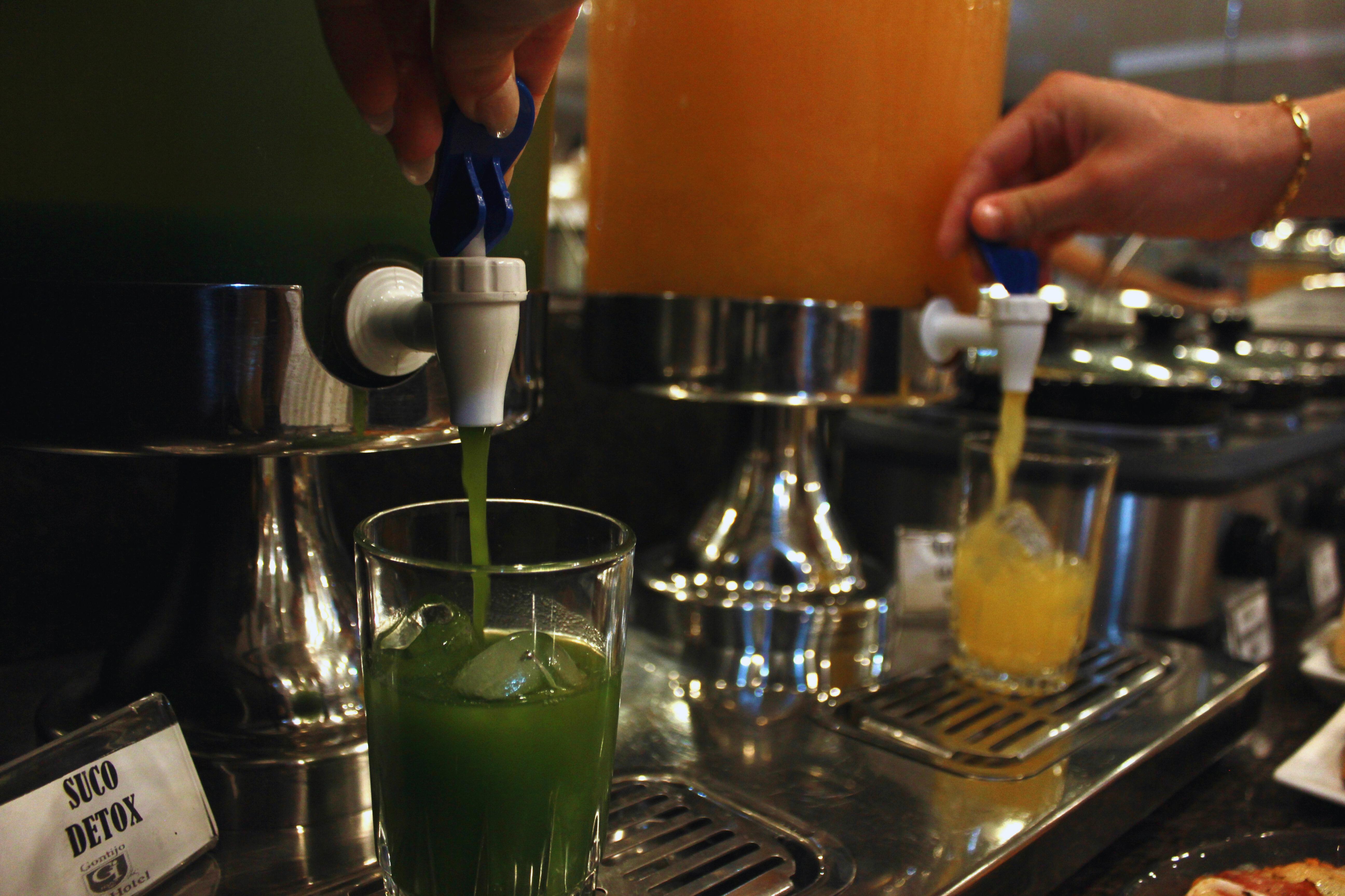 Gontijo Inn Hotel Itajubá Exteriér fotografie Wheatgrass juice being dispensed