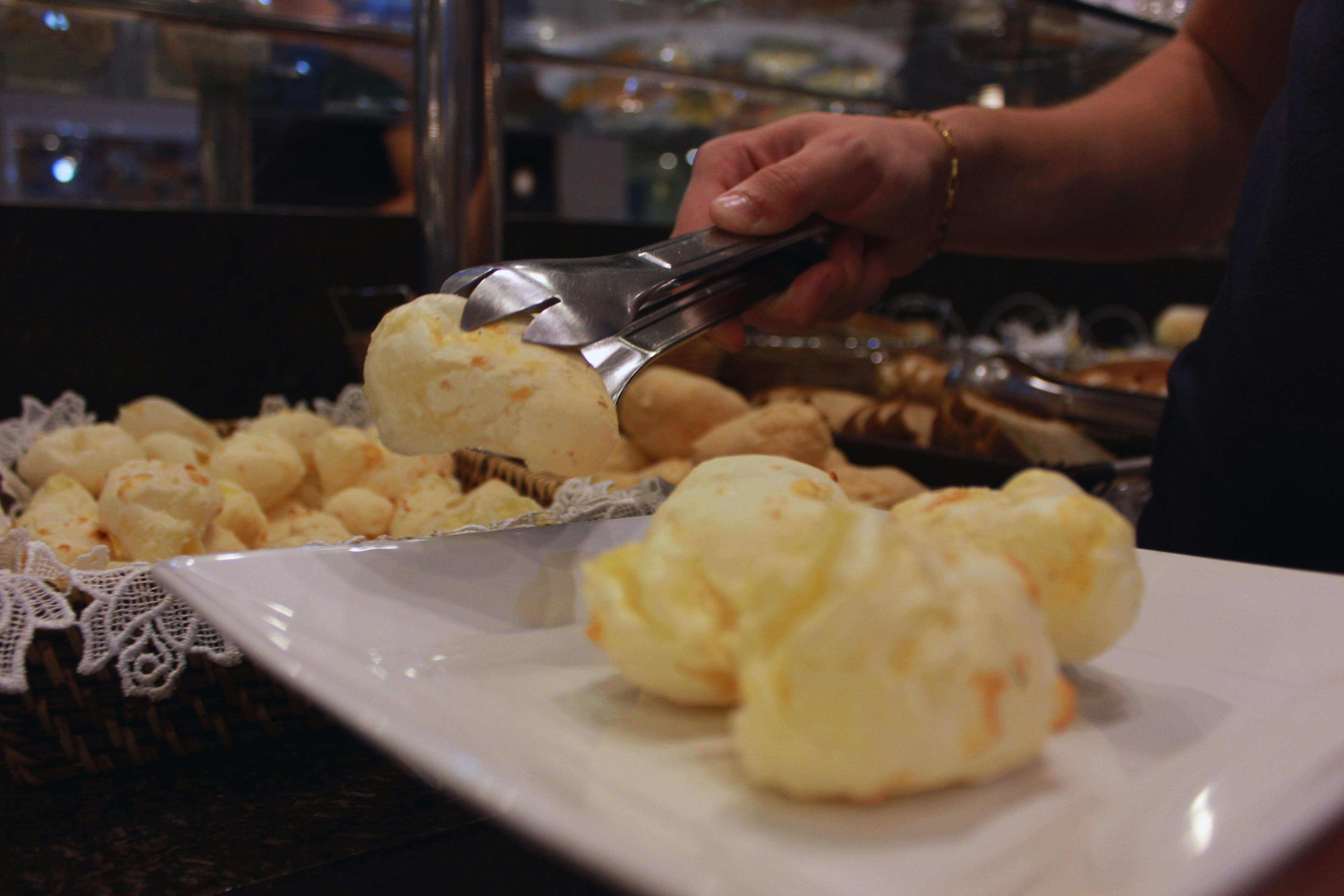 Gontijo Inn Hotel Itajubá Exteriér fotografie Pão de queijo being served