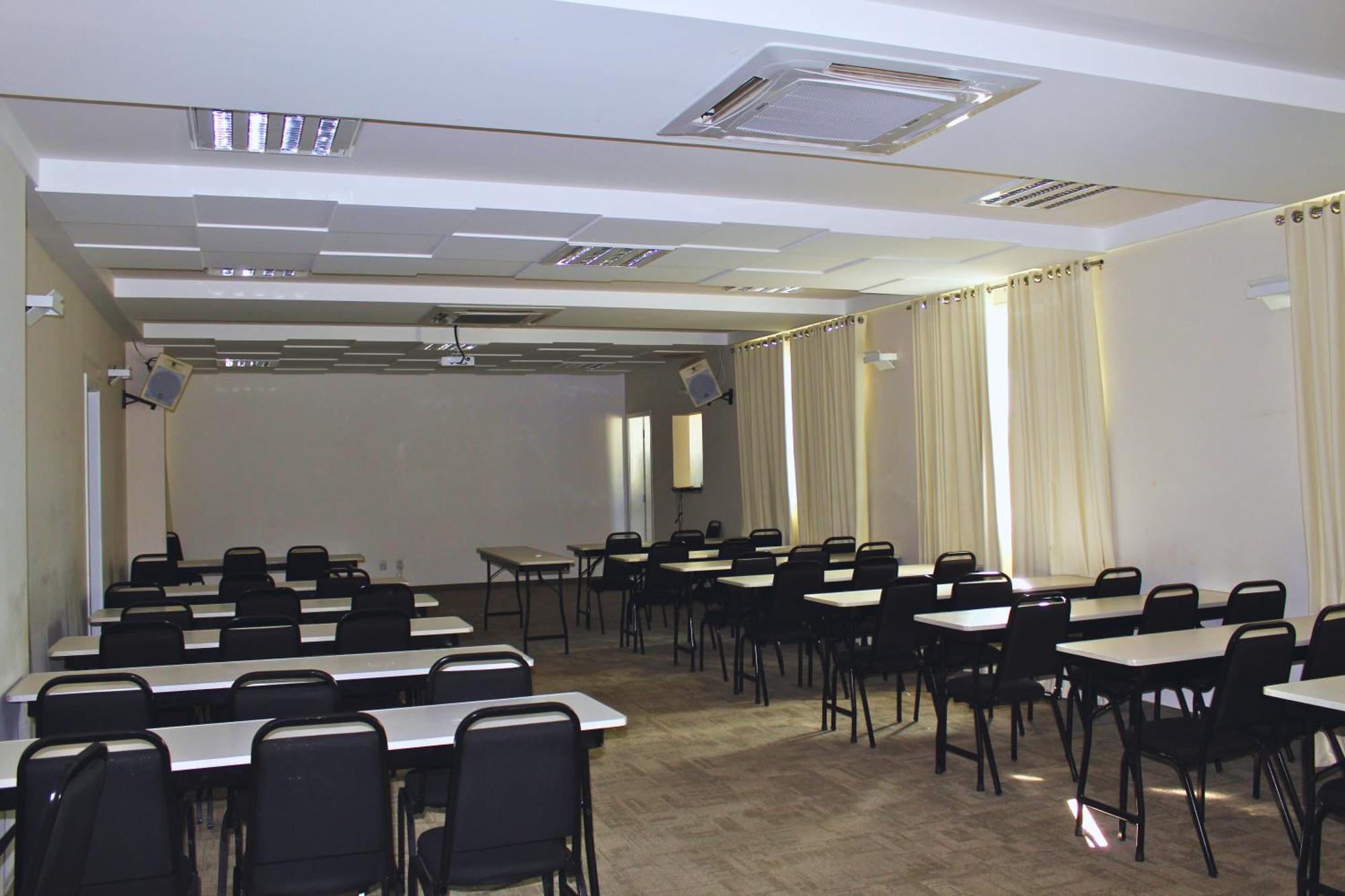 Gontijo Inn Hotel Itajubá Exteriér fotografie A typical classroom at the university