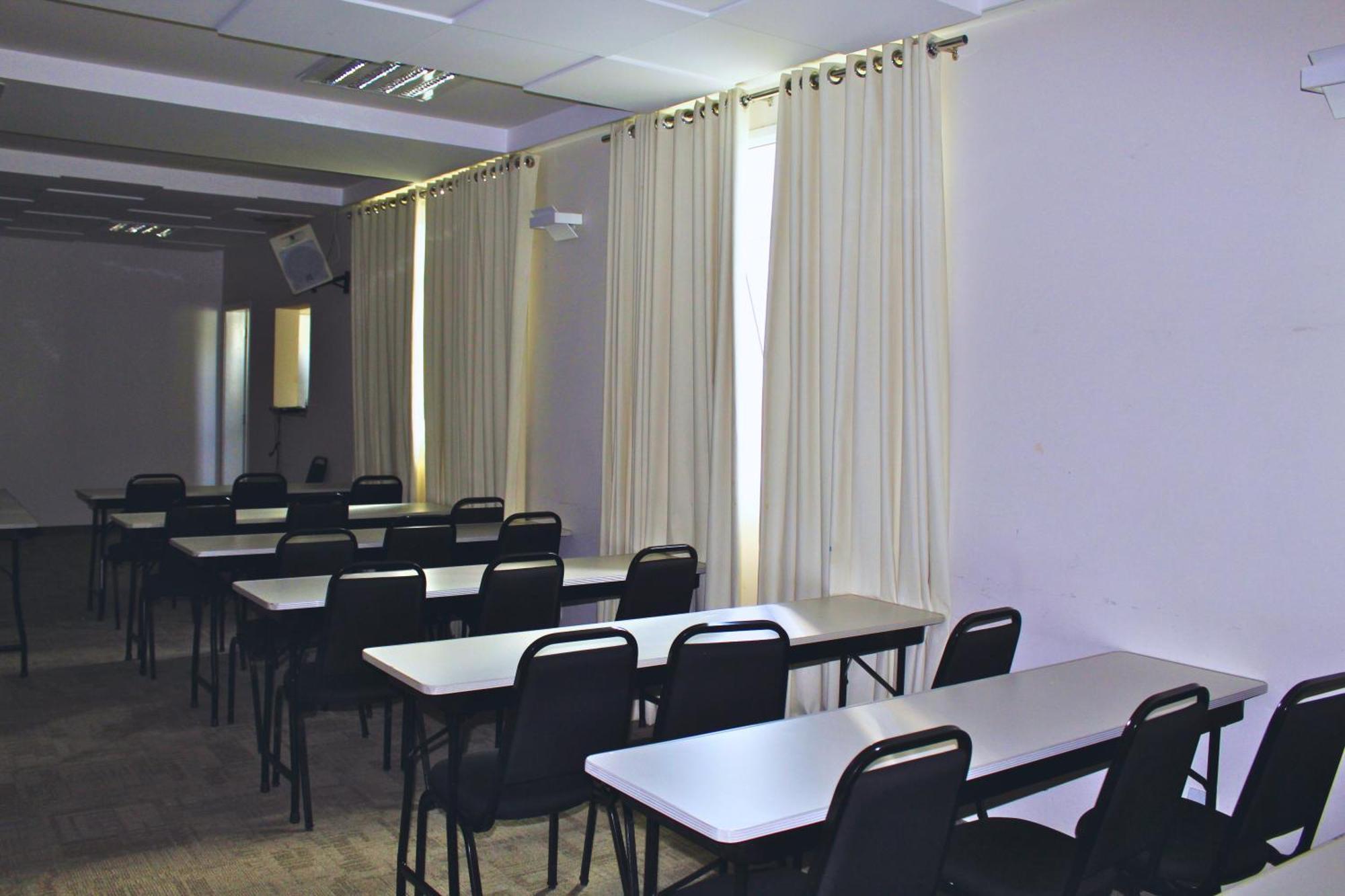 Gontijo Inn Hotel Itajubá Exteriér fotografie A typical classroom at the university