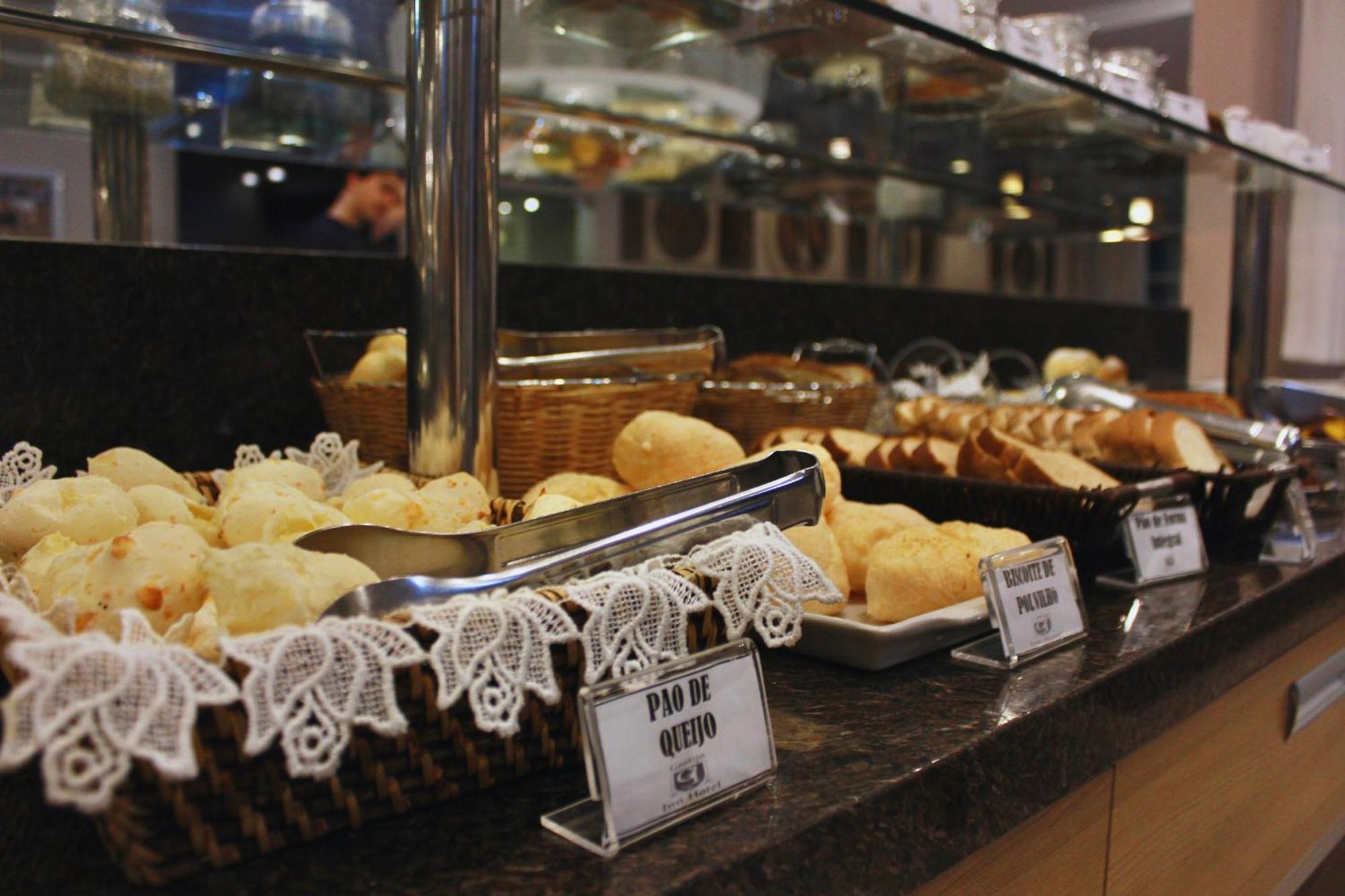 Gontijo Inn Hotel Itajubá Exteriér fotografie Pão de queijo at a buffet