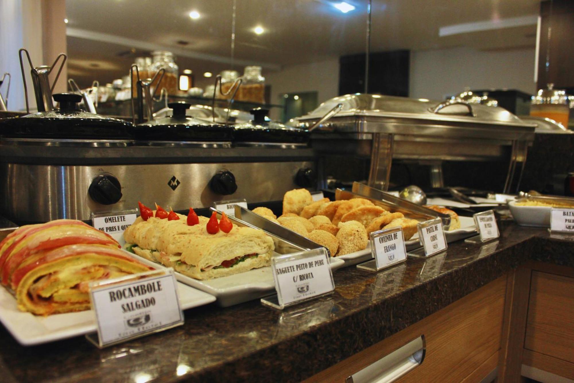 Gontijo Inn Hotel Itajubá Exteriér fotografie A buffet at a hotel